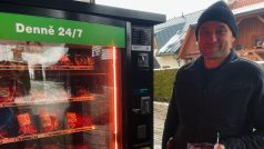 Farmář Jan Basař představuje automat na maso