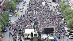 Na pražské Václavské náměstí přišlo protestovat méně lidí než před týdnem.