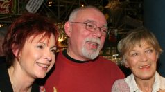 Jaroslav Hanuš na archivním snímku s herečkami Ilonou Svobodovou a Ljubou Skořepovou (vpravo)