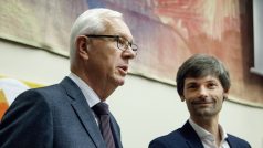 Prezidentští kandidáti Jiří Drahoš a Marek Hilšer při debatě na Univerzitě Karlově v Praze 16. listopadu