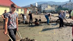 V Jeseníku skončilo pod vodou i místní gymnázium, lopat se chopili studenti i učitelé