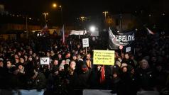 Vrcholem demonstrace bylo vystoupení politiků několika opozičních demokratických stran na Klárově. Projevy skončily po půl deváté.