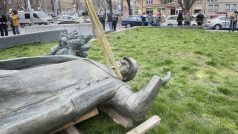 Radnice Prahy 6 přesunula maršála Koněva z náměstí Interbrigády. Socha dočasně poputuje do depozitáře