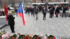 Shromáždění lidí u památníku maršála Koněva v Praze 6, kam 16.12. 2019 přijela položit květiny vnučka důstojníka Rudé armády Jelena Koněvová.