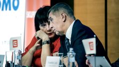 Ministryně financí Alena Schillerová (za ANO) a premiér Andrej Babiš (ANO)