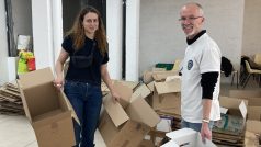 Koordinátorka pomoci Clara Charrier a dobrovolník Guy-Alain