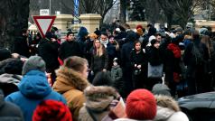 Před postávali slovenskou amabasádou v Praze na chodnících i ulici. Policisté museli dokonce v jednu chvíli uzavřít provoz v okolí velvyslanectví.