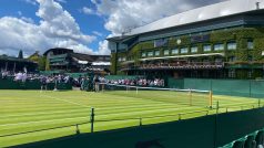 Centre court jedinečné katedrály sportu a areálu na Church road ve Wimbledonu