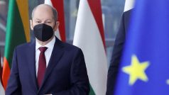 Německý kancléř Olaf Scholz při příchodu na summit EU