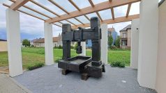 Téměř 150 let starý vinařský lis na zastávce v Boršicích