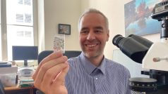 Lukáš Krmíček na laboratorním sklíčku označil místa s olivínem, který mají chemici analyzovat.