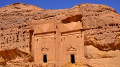 Město Madáin Sálih známé také jako Al-Hidžr v Saúdské Arábii je vytesáno do skal v délce asi 15 kilometrů, podobně jako jordánská Petra.