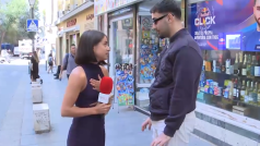 Během živého vstupu ve vysílání k reportérce zezadu přistoupil muž se a sáhl jí na zadek