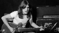 Kytarista AC/DC Malcolm Young na archivní fotografii