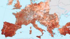 Mapy ukazují předpokládané změny ve frekvenci sucha (počet událostí za desetiletí) do poloviny století (2041–2070 ve srovnání s lety 1981–2010) pro dva různé emisní scénáře.