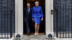 Theresa Mayová opouští Downing Street a směruje do Buckinghamského paláce.