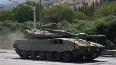 Izraelský tank Merkava na hranicích s Libanonem po útoku Hamásu v pásmu Gazy