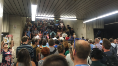 Cestující ve stanici metra Pražského povstání