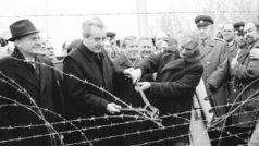 Rakouský exministr zahraničí Alois Mock (vlevo s kleštěmi) v prosinci 1989 spolu s tehdejším československým ministrem zahraničí Jiřím Dienstbierem symbolicky přestřihli ostnaté dráty na společné státní hranici