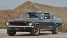 Ford Mustang GT 1968, ve kterém ve snímku ze stejného roku jezdil Steve McQueen.