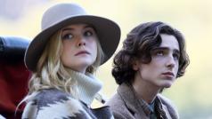 Elle Fanningová a Timothée Chalamet ve filmu Deštivý den v New Yorku