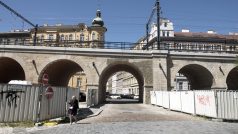 Historický viadukt je prvním dokončeným úsekem připravované trati na letiště, další se začnou stavět za dva roky, uvedl premiér Andrej Babiš (ANO)