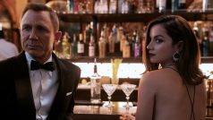 James Bond (Daniel Craig) a Paloma (Ana de Armas) v bondovce Není čas zemřít