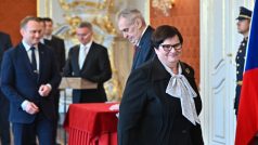 Nastupující ministryně spravedlnosti Marie Benešová (za ANO) a za ní prezident Miloš Zeman