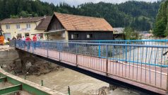 „Váží 10 tun a unese 300 kilogramů na metr čtvereční. Kdyby to bylo potřeba, může přes lávku přejet i sanitka,“ říká skromně, ale s hrdostí Ambrož Duler, majitel firmy na výrobu železných konstrukcí