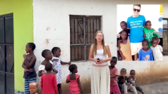 Záběr z videa, které působí jako dokument mapující údajné, nepodložené zločiny youtubera Jahla v Tanzanii. Žena ve videu následuje hnutí Tvořivá společnost, součást mezinárodní sekty AllatRa