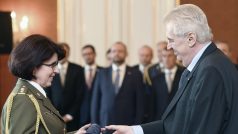 Prezident Miloš Zeman předává první generálce v historii české armády Lence Šmerdové její jmenovací dekret.