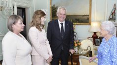 Miloš Zeman s rodinou na audienci u britské královny.