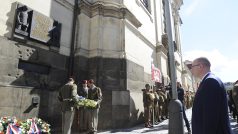 Premiér Bohuslav Sobotka (ČSSD) při pietním aktu 75 let od smrti sedmi parašutistů v kostele v Resslově ulici.