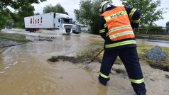 Hasič uvolňuje ucpané kanály v Černošicích. V části Středočeského kraje extrémně prší, meteorologové vydali výstrahu s nejvyšším stupněm nebezpečí pro okresy Beroun, Příbram a Praha-západ.
