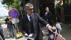 Šéf hnutí ANO Andrej Babiš hovořil v sobotu s novináři a rozdával jim svou knihu před vjezdem do areálu Čapí hnízdo v Olbramovicích na Benešovsku, kde se ženil se svou dlouholetou partnerkou Monikou.