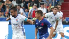 Milan Baroš (vlevo, v bílém dresu) v souboji s Ruslanem Rotaněm