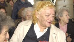 Ve věku 95 let zemřela česká válečná veteránka Marie Kvapilová (uprostřed na archivním snímku z 5. května 2005), která se mimo jiné účastnila za druhé světové války na východní frontě bojů u Sokolova. Vlevo je další válečná veteránka Markéta Koutná, vpravo Věra Tichá.