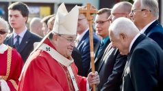 Bývalý prezident Václav Klaus (vpravo) a arcibiskup pražský kardinál Dominik Duka (vlevo) se zdraví při Národní svatováclavské pouti, která se konala 28. září ve Staré Boleslavi