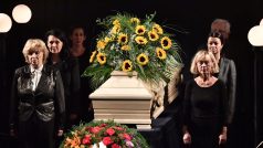 Poslední rozloučení s herečkou Květou Fialovou. Vpředu vlevo herečka Libuše Švormová, vpravo vpředu herečka Dana Batulková