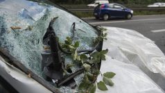 Poškozené auto v Hannoveru. Severním Německem se prohnala bouře Xavier