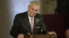 Prezident Miloš Zeman hovoří na úvod slavnostního ceremoniálu udílení státních vyznamenání 28. října ve Vladislavském sále Pražského hradu