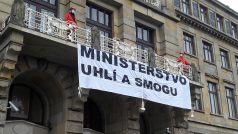 Dva aktivisté z organizace Greenpeace vylezli na balkon ministerstva průmyslu a obchodu