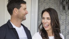 Novozélandská premiérka Jacinda Ardernová a její partner Clarke Gayford