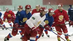 Ruští hokejisté při tréninku před olympijskými hrami