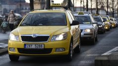 Taxikáři během pondělního protestu kroužili mezi Rudolfinem a Národním divadlem. Na snímku kolona u Národního divadla