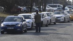 Taxikáři už v pondělí protestovali v Praze proti alternativním přepravním službám typu Uber.