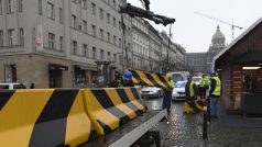 Zaměstnanci magistrátu umisťují na Václavském náměstí betonové city bloky.