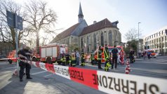 Záchranáři v Münsteru u místa, kde dodávka vjela do lidí