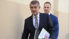 Předseda hnutí ANO Andrej Babiš míří na jednání do sněmovny