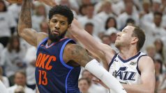 Joe Ingles z Utahu brání Paula George z Oklahomy.